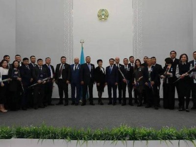 
                    Наградили экипаж, эвакуировавший казахстанцев из Израиля
                