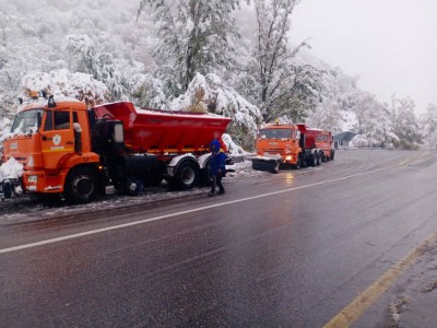 
                    Городские коммунальные службы производят уборку снега на Шымбулаке
                