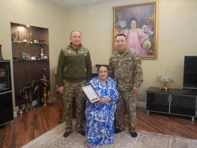 
                    Военнослужащие поздравили Бибигуль Тулегенову
                
