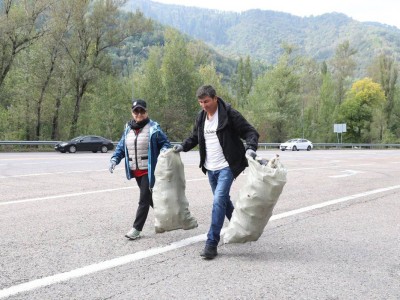 
                    В Алматы волонтёры отметили День города экологической акцией
                