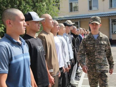 
                    В Алматы торжественно проводили призывников в Вооруженные силы
                