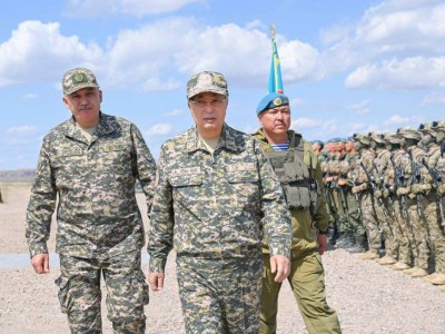 
                    Президент провел оперативное совещание Генштаба
                