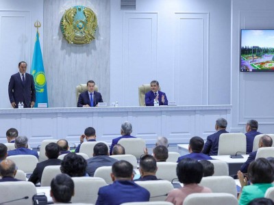 
                    Алихан Смаилов представил нового акима Жамбылской области
                