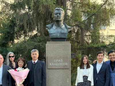 
                    В алматинской гимназии № 105 установили бюст Ораза Жандосова
                