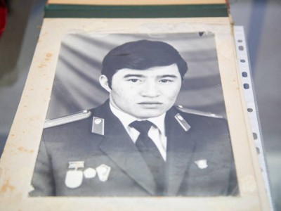 
                    Пуля прямо в сердце: вещи офицера, спасшего женщину с ребенком, теперь в музее МВД
                