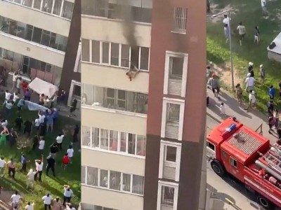 
                    Президент наградил группу алматинцев за спасение людей во время пожара в мкр. Аккент
                