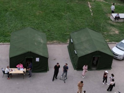 
                    Оперативный штаб продолжает оказывать помощь пострадавшим при пожаре в мкр. Аккент
                