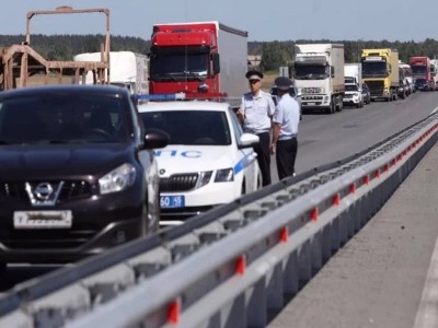 
                    Автомобильная пробка образовалась на границе Казахстана и России
                