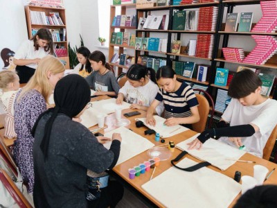 
                    Алматинских школьников научили делать экосумки
                