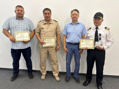
                    Наградили авиаторов, участвовавших при тушении лесных пожаров в Семее и Кокшетау
                
