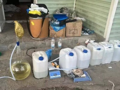 
                    Трое мужчин изготовляли синтетику в Алматы
                