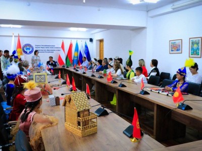 
                    Казахстанские школьники принимают участие в этно-карнавале в Кыргызстане
                