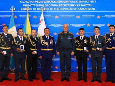 
                    Министр обороны наградил участников тушения пожара в Абайской области
                