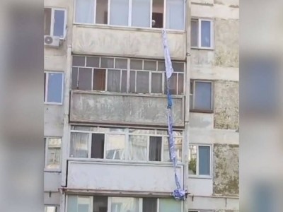 
                    Запертая на четвертом этаже пенсионерка хотела спуститься с балкона
                