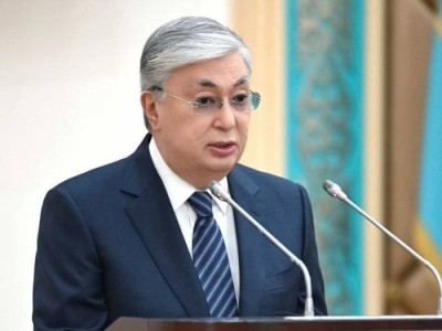 
                    Президент поздравил казахстанцев с Днем домбры
                