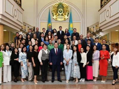 
                    Мурат Нуртлеу наградил представителей СМИ
                