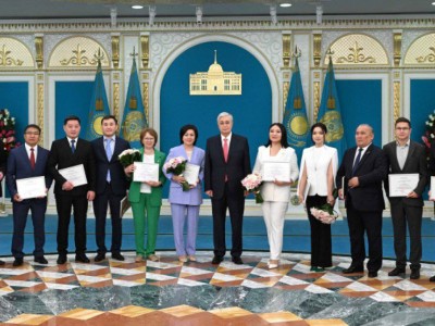 
                    Президент вручил премии и гранты работникам СМИ
                