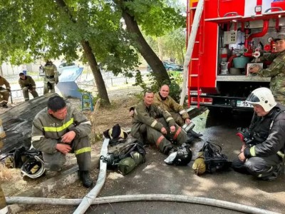 
                    Жамбылские спасатели эвакуировали из-за пожара 10 взрослых и 5 детей
                