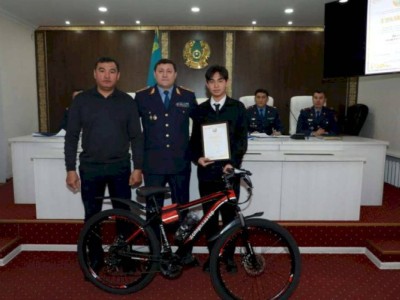 
                    За помощь в поимке разбойника наградили подростка в полиции Астаны
                