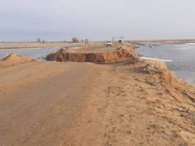 
                    В Атырауской области из-за паводка вскрыли участок дороги
                