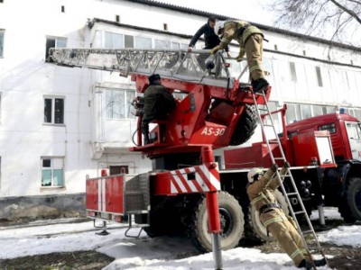 
                    В общежитии Академии гражданской авиации осваивали алгоритм действий при стихийных бедствиях
                