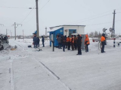 
                    Трое человек погибли при столкновении автомобиля с поездом в Акмолинской области
                
