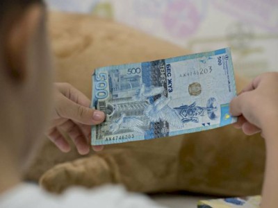 
                    За неуплату алиментов своим детям 16 тысяч казахстанцев имеют запрет на выезд из страны
                