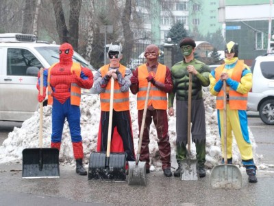 
                    Супергерои чистили снег на улицах Алматы
                