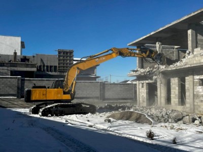 
                    Строящийся таунхаус в предгорье Алматы сносят по решению суда
                
