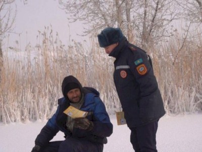 
                    Казахстанские спасатели проводят рейды на водоемах в местах зимней рыбалки
                