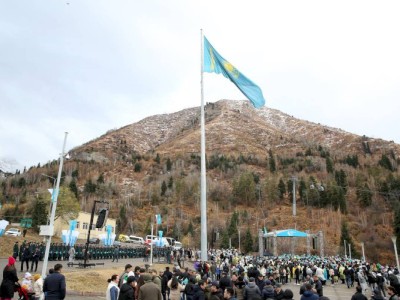 
                    В честь Дня Республики в Алматы прошла церемония поднятия Государственного флага
                