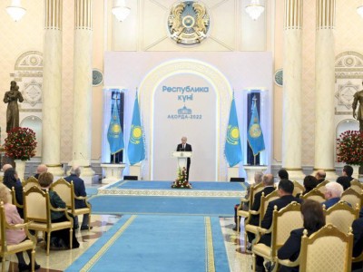 
                    В честь Дня Республики Президент вручил государственные награды и премии
                