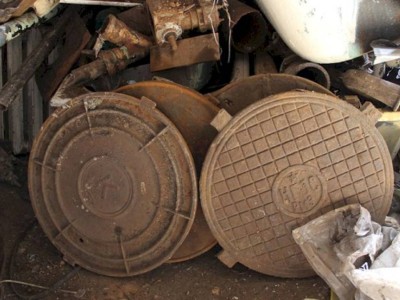 
                    Воры арендовали автомобиль, чтобы красть крышки от канализационных люков в Алматы
                