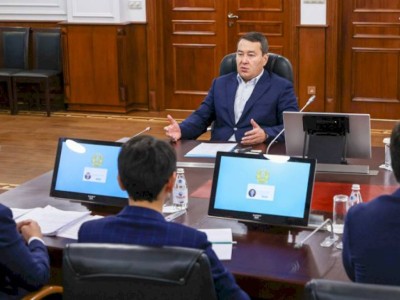 
                    Премьер поручил перевести учебники в цифровой формат и разгрузить детей от тяжелых рюкзаков
                