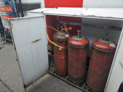 
                    В торговых точках и ТРЦ Алматы продолжают использовать газовые баллоны
                
