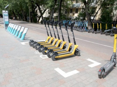
                    В Алматы нанесли разметки для парковки электросамокатов
                