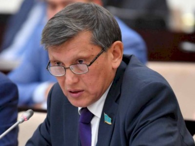 
                    Сенатор призвал отстранять от сцены за непристойное поведение
                