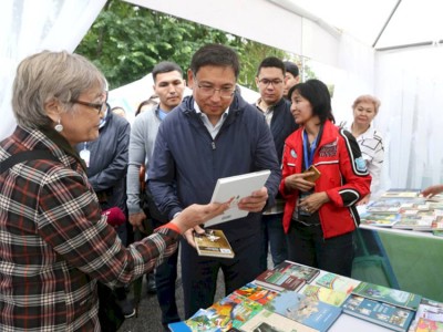 
                    Аким Алматы посетил книжную ярмарку
                