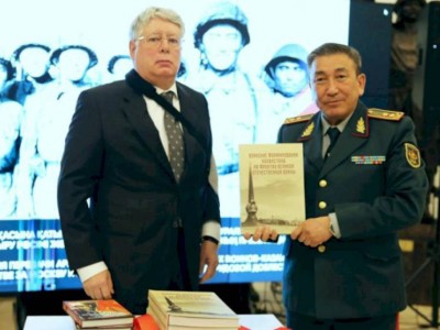 
                    Россия передала Казахстану редкие архивные документы о Бауыржане Момышулы
                