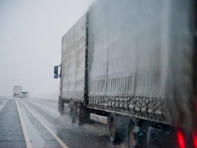 
                    Временное ограничение движения для большегрузов ввели в Казахстане
                