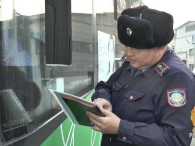 
                    Полицейские Алматы проверяют пассажирский транспорт
                