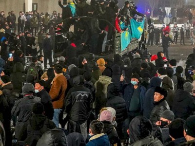
                    Люди в красном, или Кто руководил боевиками во время массовых беспорядков в Алматы?
                