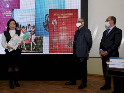 
                    В Алматы сотрудникам Центрального государственного музея вручили награды
                