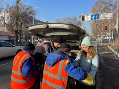 
                    Алматинские волонтеры поддержали коммунальщиков горячим чаем и выпечкой
                