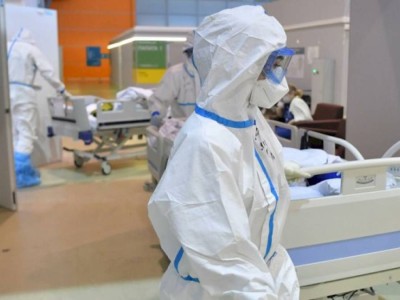 
                    Вирусолог заявил об отсутствии связи между COVID-19 и продолжительностью жизни
                