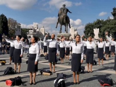 
                    Массовый протест стюардесс с раздеванием: акция не имеет никакого отношения к вакцинации
                