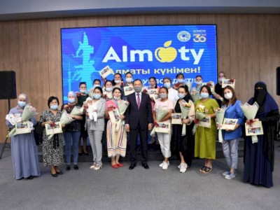 
                    В Алматы в День города 227 многодетных семей получили ключи от квартир
                