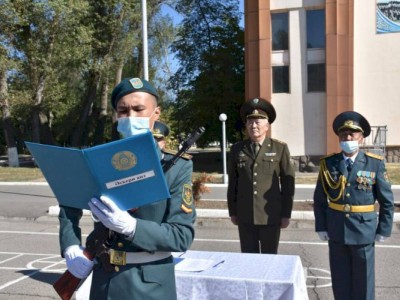 
                    Курсанты военных вузов Казахстана приняли присягу
                