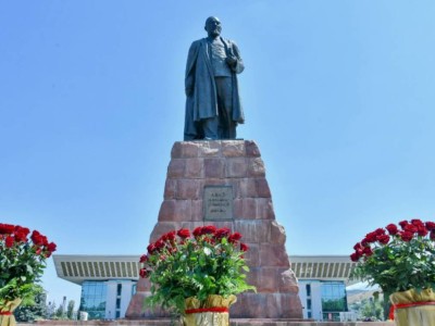 
                    Ержан Бабакумаров принял участие в церемонии возложения цветов к памятнику Абаю Кунанбаеву
                