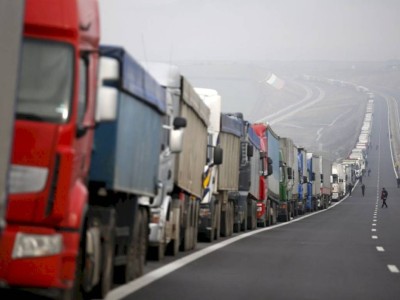
                    Более 750 машин с грузами скопилось на российско-казахстанской границе
                